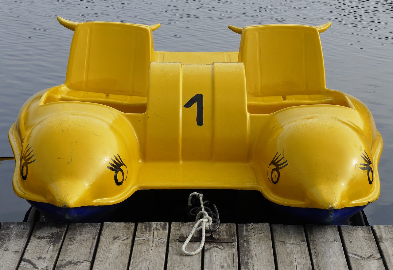pedalo pedal boat water activities activité nautique